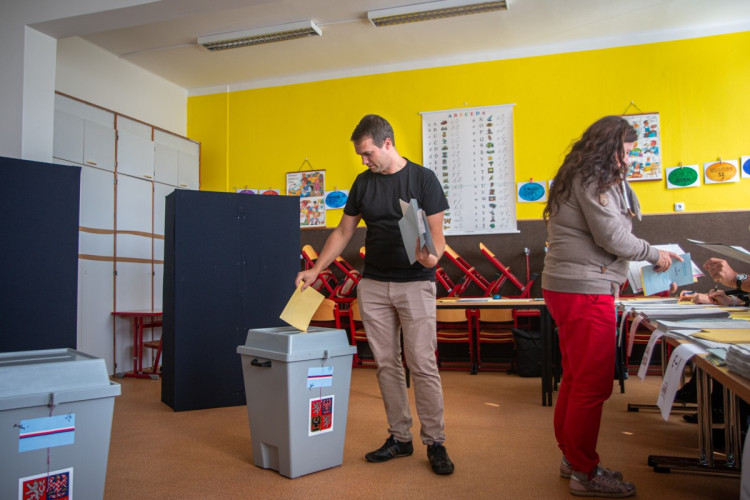 První volební den 2022