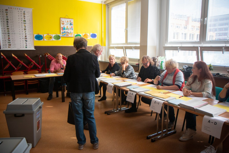 První volební den 2022