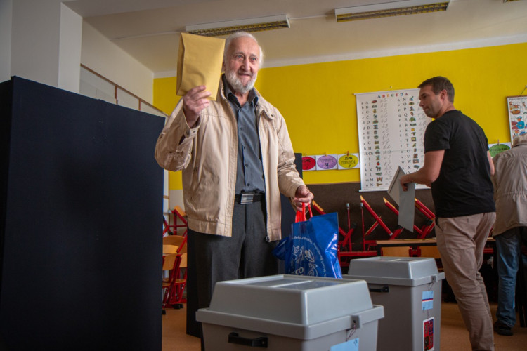 První volební den 2022