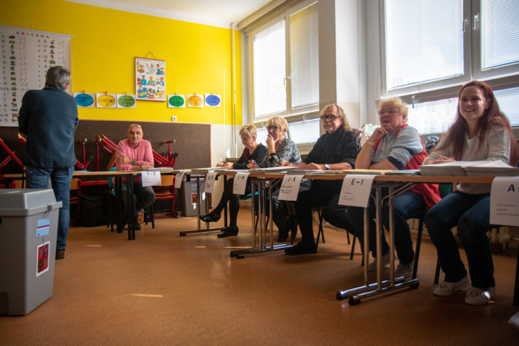 První volební den 2022