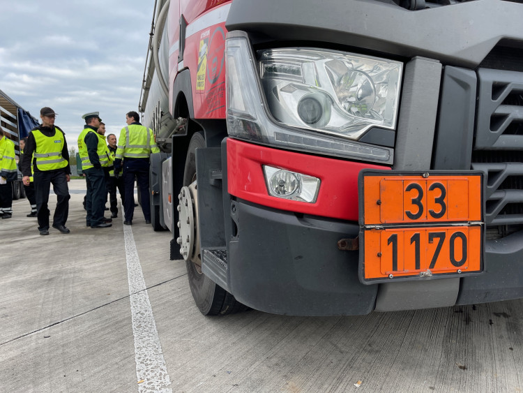 FOTOGALERIE: Kontrola přepravy nebezpečných věcí na D5