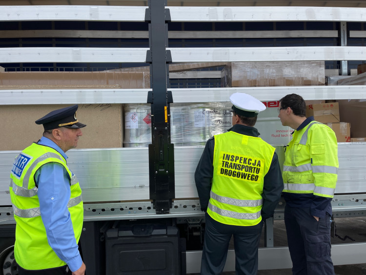 FOTOGALERIE: Kontrola přepravy nebezpečných věcí na D5