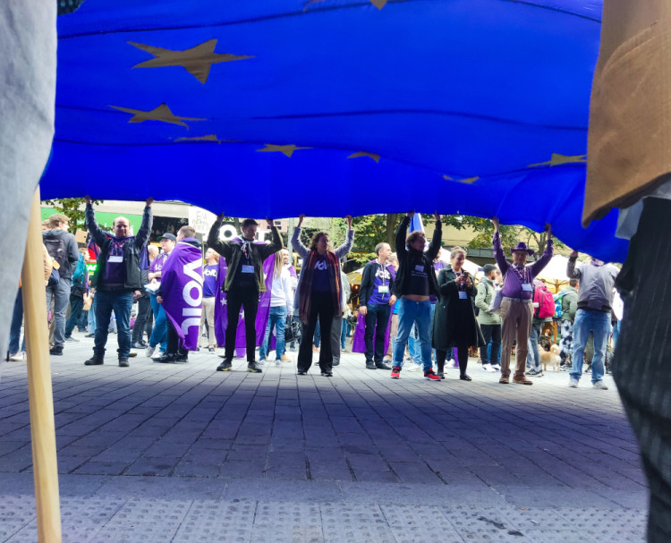 FOTOGALERIE: Stovky lidí se v Praze vydaly na pochod za jednotnou Evropu. Je podle nich cestou z krize