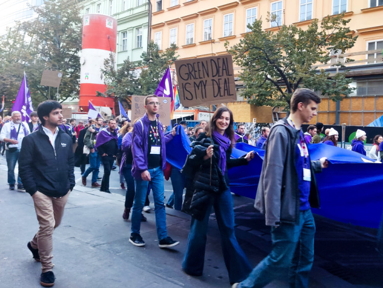 FOTOGALERIE: Stovky lidí se v Praze vydaly na pochod za jednotnou Evropu. Je podle nich cestou z krize
