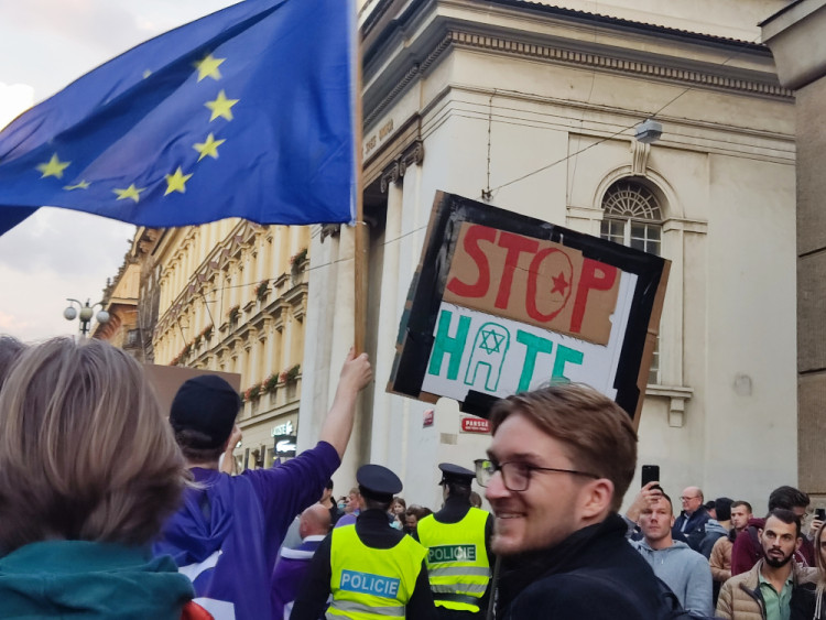 FOTOGALERIE: Stovky lidí se v Praze vydaly na pochod za jednotnou Evropu. Je podle nich cestou z krize