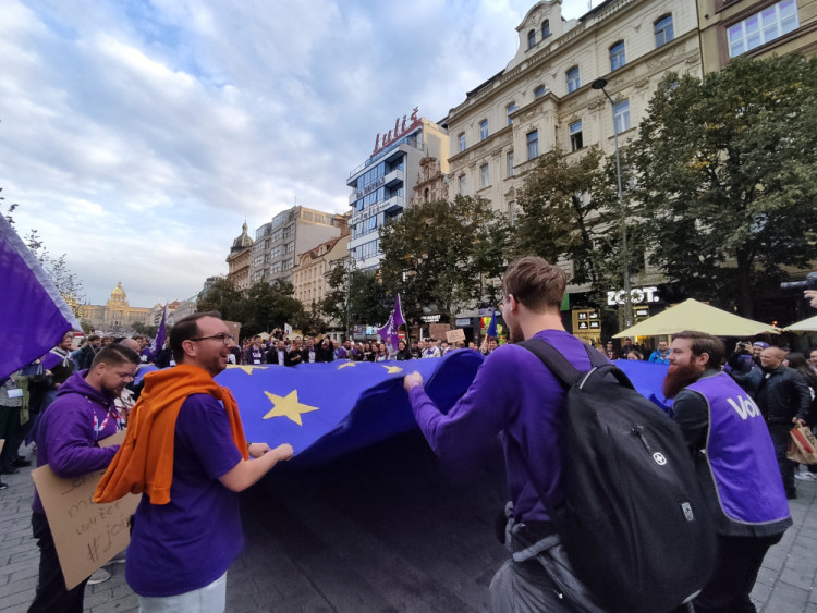 FOTOGALERIE: Stovky lidí se v Praze vydaly na pochod za jednotnou Evropu. Je podle nich cestou z krize