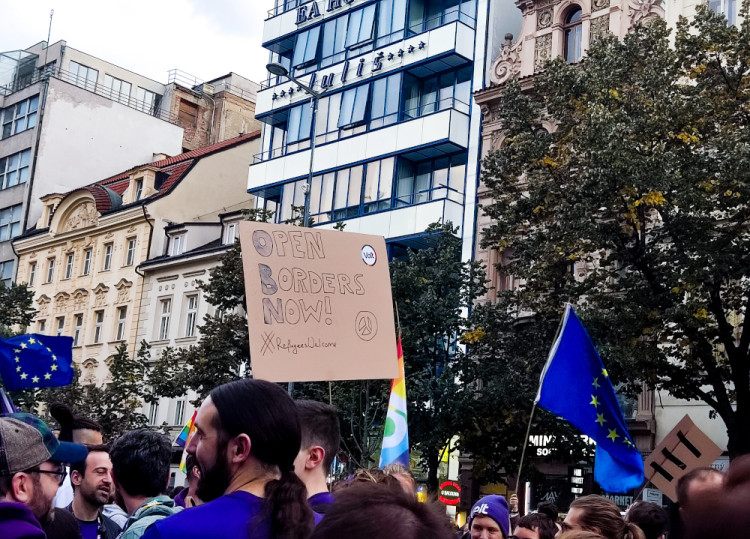 FOTOGALERIE: Stovky lidí se v Praze vydaly na pochod za jednotnou Evropu. Je podle nich cestou z krize