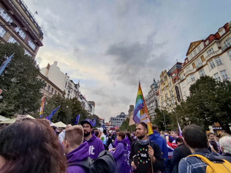 FOTOGALERIE: Stovky lidí se v Praze vydaly na pochod za jednotnou Evropu. Je podle nich cestou z krize