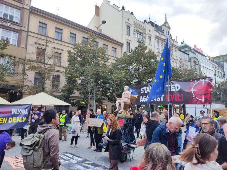 FOTOGALERIE: Stovky lidí se v Praze vydaly na pochod za jednotnou Evropu. Je podle nich cestou z krize