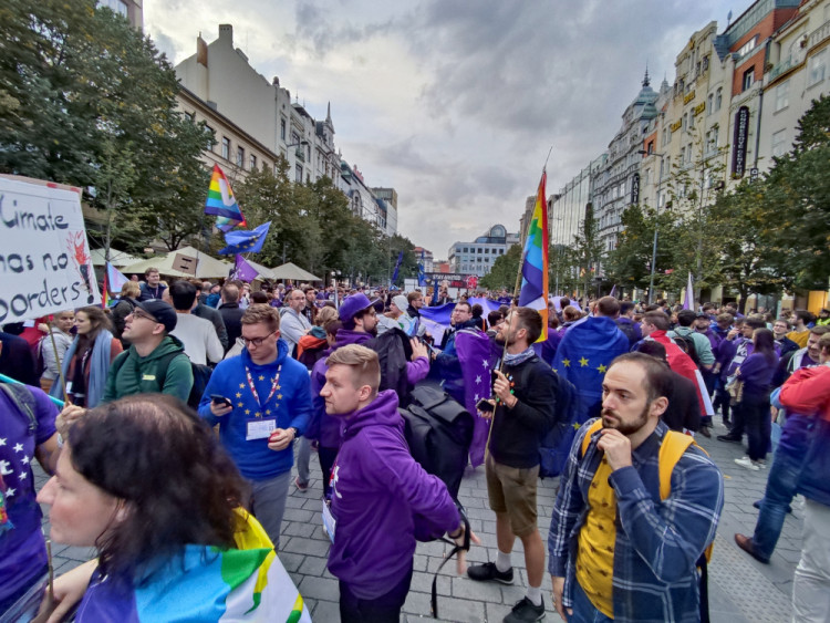 FOTOGALERIE: Stovky lidí se v Praze vydaly na pochod za jednotnou Evropu. Je podle nich cestou z krize