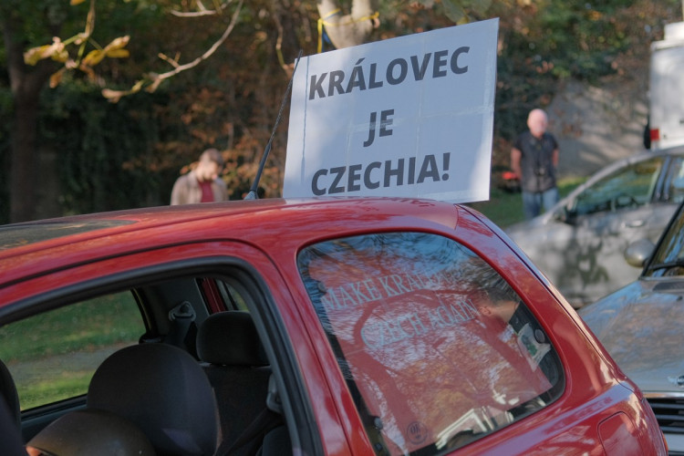 FOTOGALERIE: Lidé demonstrovali před ruskou ambasádou. Chtějí vrátit Kaliningrad Česku