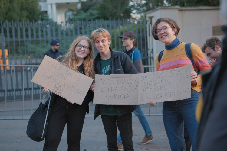 FOTOGALERIE: Lidé demonstrovali před ruskou ambasádou. Chtějí vrátit Kaliningrad Česku