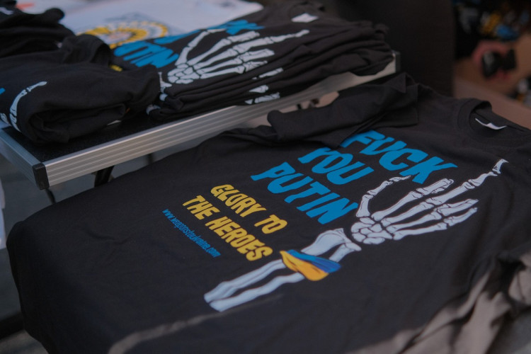 FOTOGALERIE: Lidé demonstrovali před ruskou ambasádou. Chtějí vrátit Kaliningrad Česku