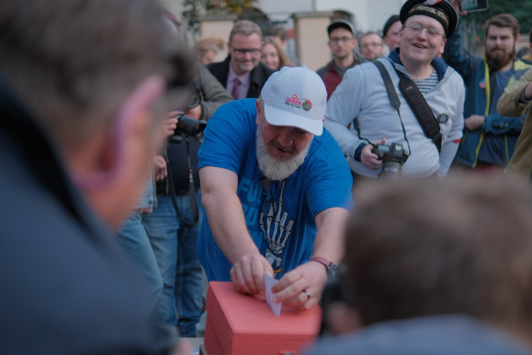 FOTOGALERIE: Lidé demonstrovali před ruskou ambasádou. Chtějí vrátit Kaliningrad Česku