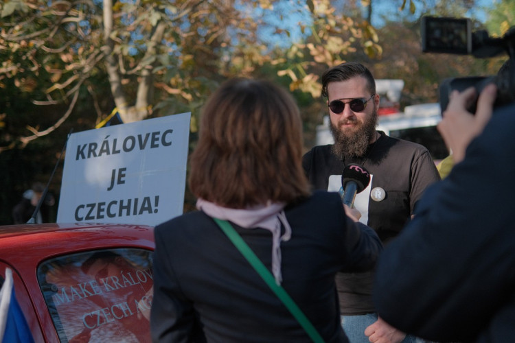 FOTOGALERIE: Lidé demonstrovali před ruskou ambasádou. Chtějí vrátit Kaliningrad Česku