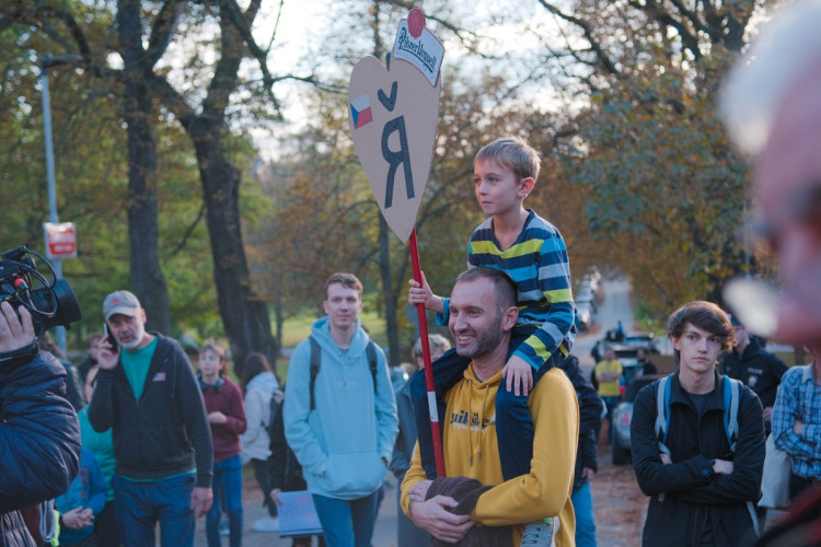 FOTOGALERIE: Lidé demonstrovali před ruskou ambasádou. Chtějí vrátit Kaliningrad Česku