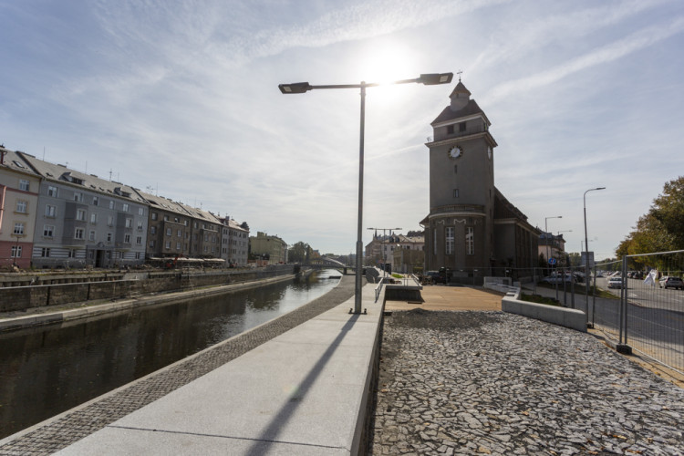 FOTOGALERIE: Náplavka v Olomouci zve k procházkám. Část nového nábřeží je ještě uzavřena