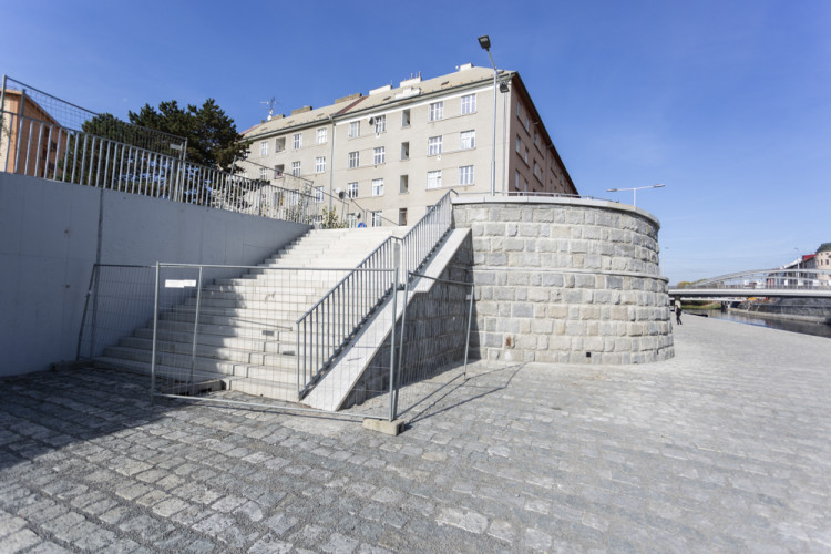 FOTOGALERIE: Náplavka v Olomouci zve k procházkám. Část nového nábřeží je ještě uzavřena