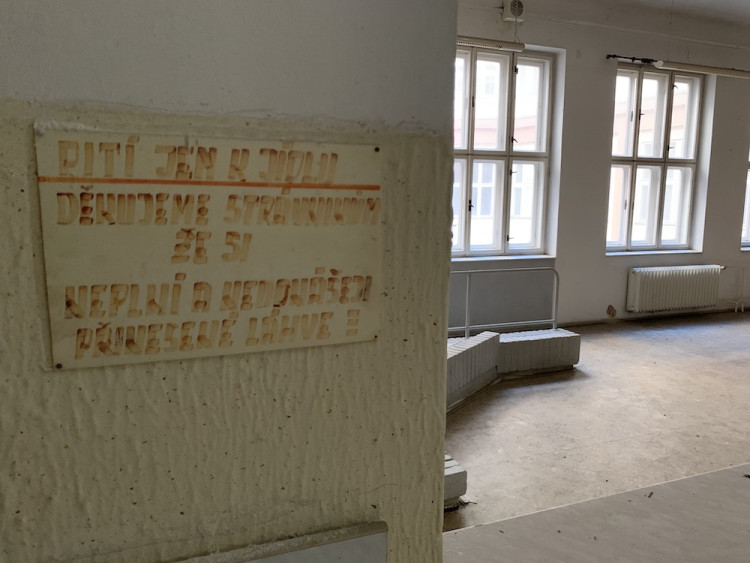 Do jídelny si lidé nemohli nosit vlastní pití.