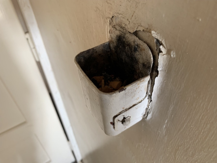 V popelníku na chodbě zůstaly dokonce nedopalky.