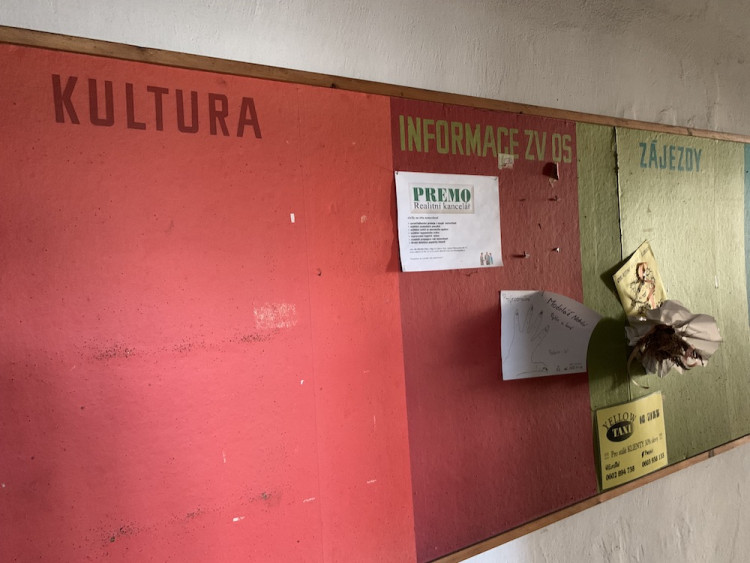 Nástěnka připomíná dobu před rokem 1989