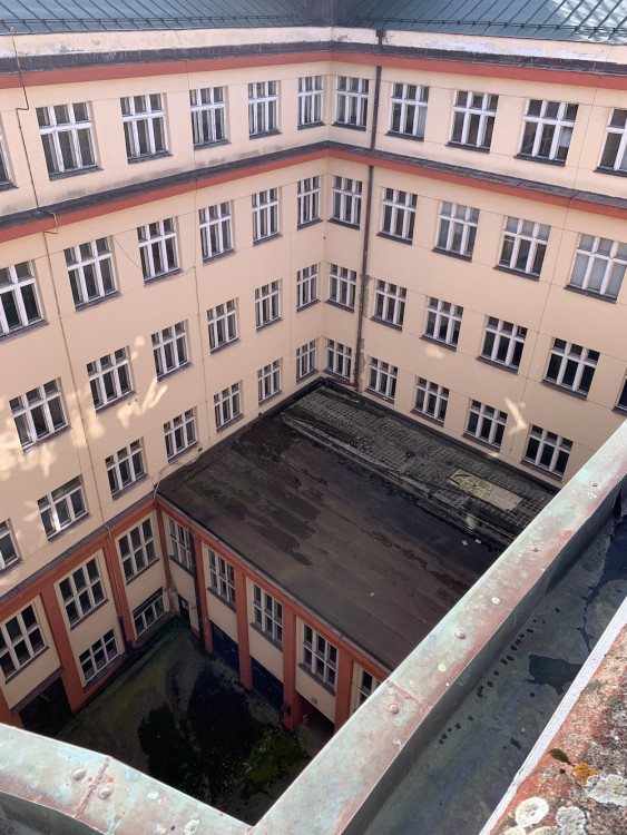 Dvůr budovy, nízká budova je jídelna. 