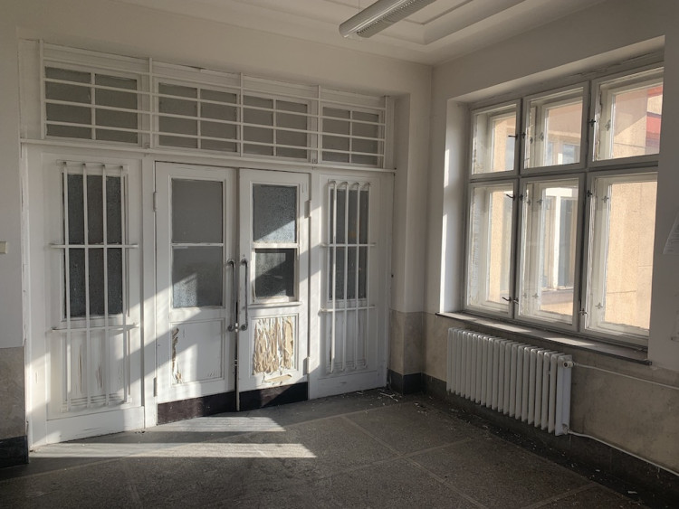 Vchod do jednoho z kancelářských pater.