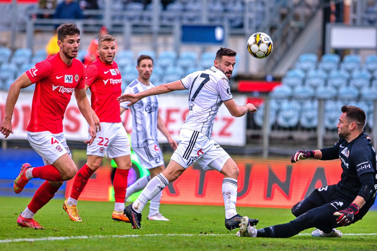 Dynamo proti Brnu vzdalo hold zdravotníkům