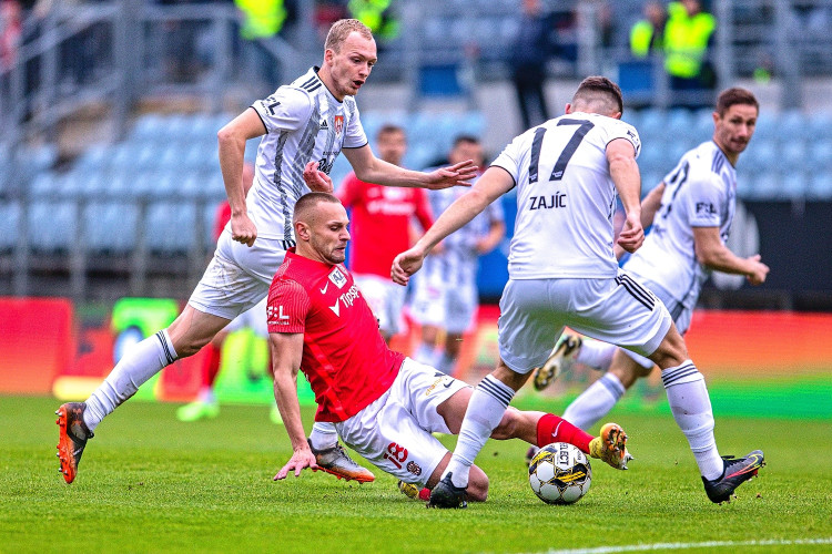 Dynamo proti Brnu vzdalo hold zdravotníkům