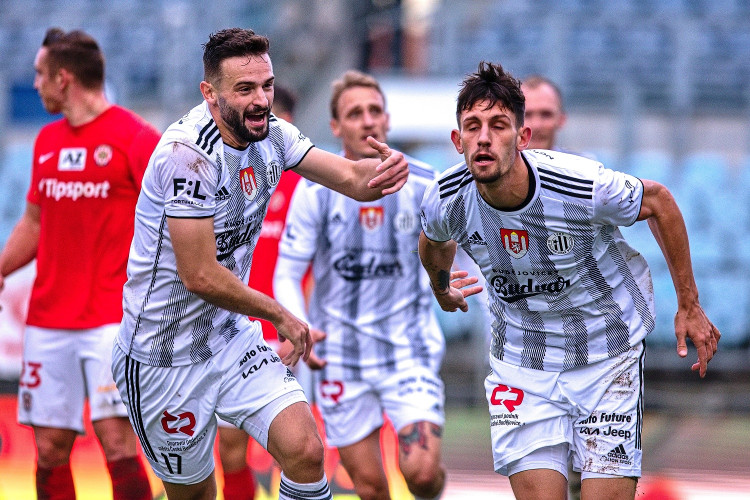 Dynamo proti Brnu vzdalo hold zdravotníkům