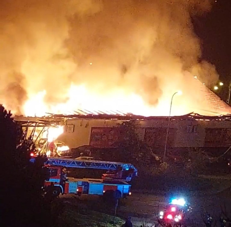 Prodejnu potravin v Chodově zachvátil požár. Škoda bude v desítkách milionů korun