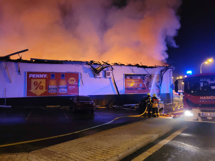 Prodejnu potravin v Chodově zachvátil požár. Škoda bude v desítkách milionů korun