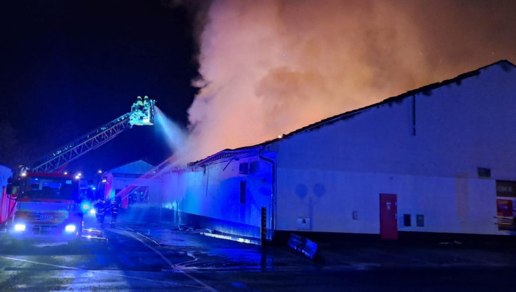 Prodejnu potravin v Chodově zachvátil požár. Škoda bude v desítkách milionů korun
