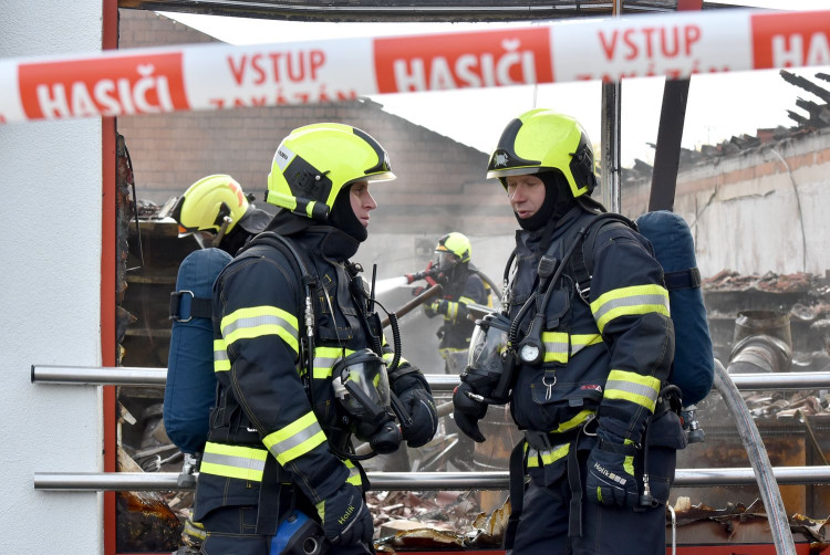 Prodejnu potravin v Chodově zachvátil požár. Škoda bude v desítkách milionů korun