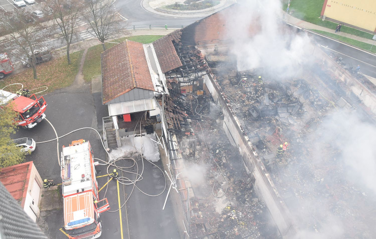 Prodejnu potravin v Chodově zachvátil požár. Škoda bude v desítkách milionů korun