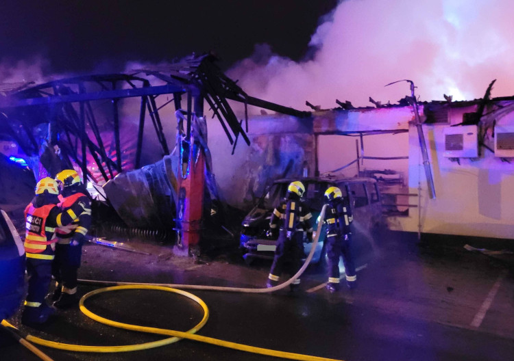 Prodejnu potravin v Chodově zachvátil požár. Škoda bude v desítkách milionů korun