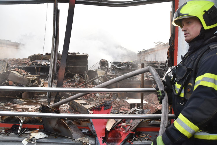 Prodejnu potravin v Chodově zachvátil požár. Škoda bude v desítkách milionů korun