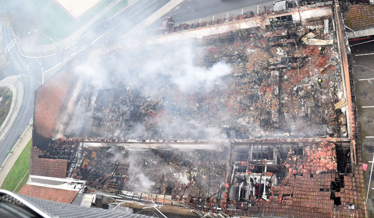 Prodejnu potravin v Chodově zachvátil požár. Škoda bude v desítkách milionů korun