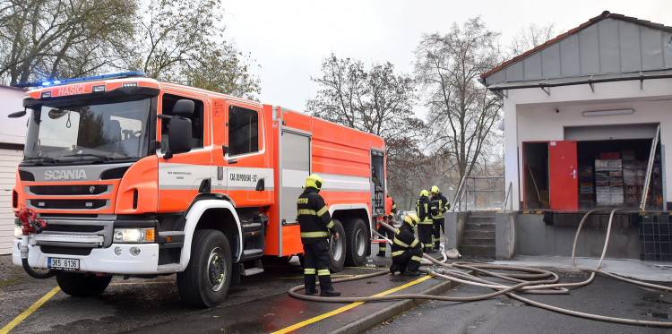 Prodejnu potravin v Chodově zachvátil požár. Škoda bude v desítkách milionů korun