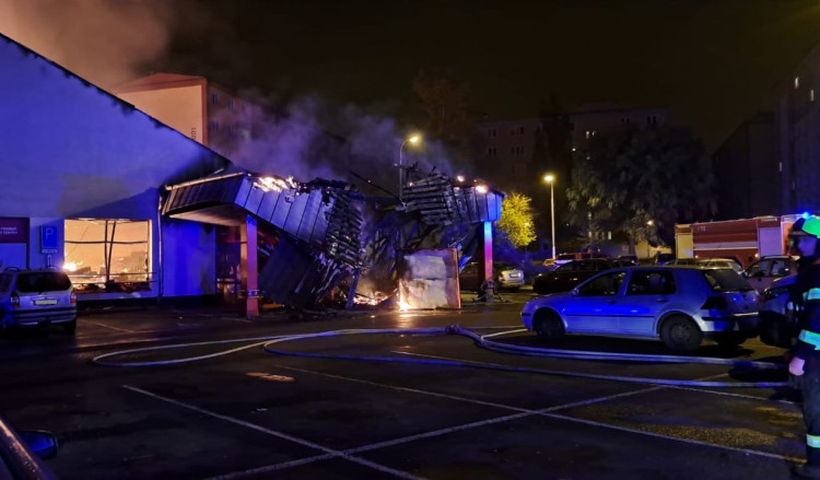 Prodejnu potravin v Chodově zachvátil požár. Škoda bude v desítkách milionů korun