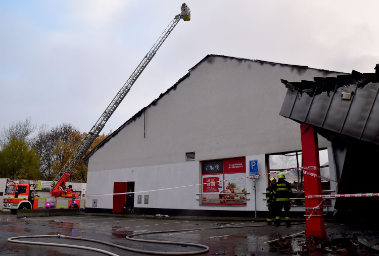 Prodejnu potravin v Chodově zachvátil požár. Škoda bude v desítkách milionů korun