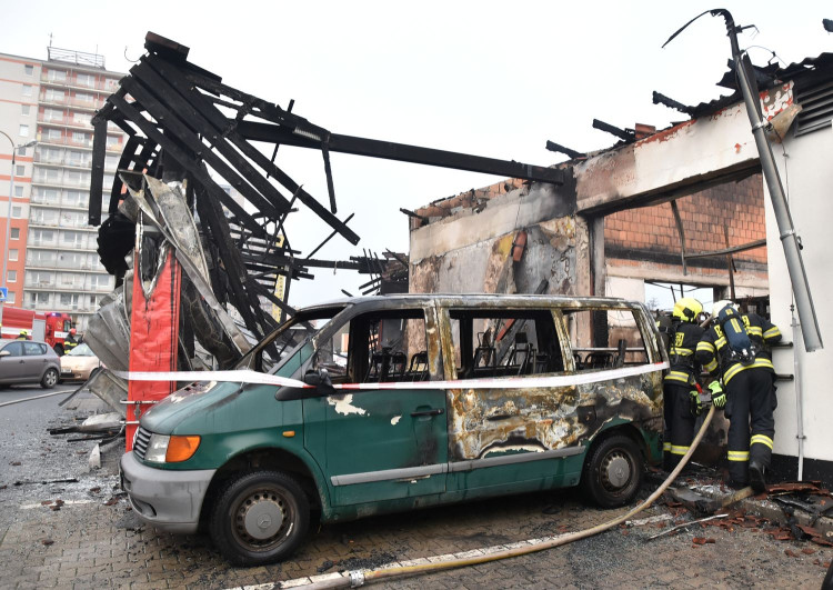 Prodejnu potravin v Chodově zachvátil požár. Škoda bude v desítkách milionů korun