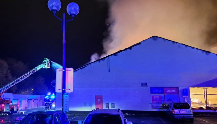 Prodejnu potravin v Chodově zachvátil požár. Škoda bude v desítkách milionů korun