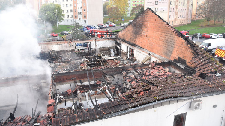 Prodejnu potravin v Chodově zachvátil požár. Škoda bude v desítkách milionů korun