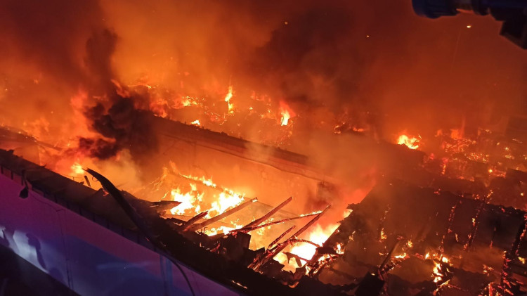 Prodejnu potravin v Chodově zachvátil požár. Škoda bude v desítkách milionů korun