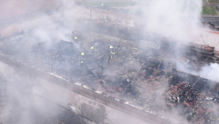 Prodejnu potravin v Chodově zachvátil požár. Škoda bude v desítkách milionů korun