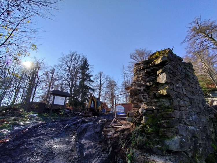 Zřícenina hradu Štamberk a kamenné moře