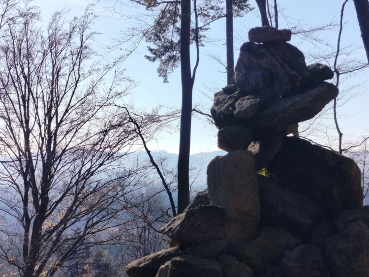 Zřícenina hradu Štamberk a kamenné moře