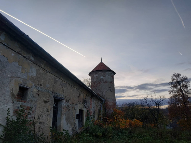 FOTOGALERIE: Opuštěný zámek ve Ptení má nového majitele
