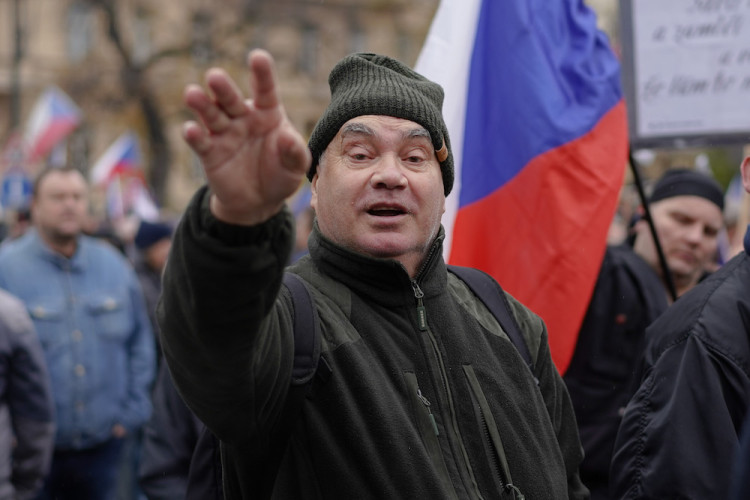 FOTOGALERIE: Pochod demonstrantů k České televizi